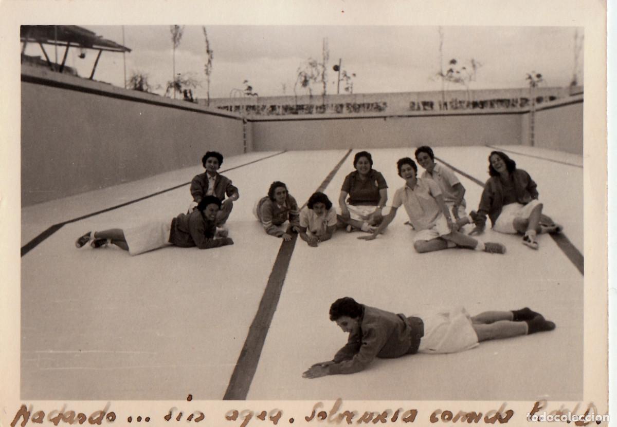 Fotograf&iacute;a antigua: Amigas bromeando en una piscina vac&iacute;a. A&ntilde;os 50 pc