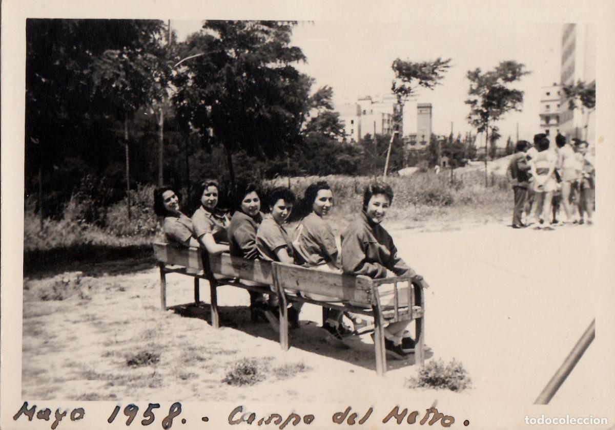 Fotograf&iacute;a antigua: Amigas riendo sentadas en un banco del jard&iacute;n. Campo del Metro? A&ntilde;os 50 pc