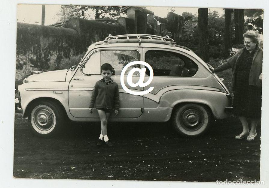 Fotograf&iacute;a antigua: FOTO COCHE SEAT 600 DESCAPOTABLE CON ACCESORIOS DE EPOCA