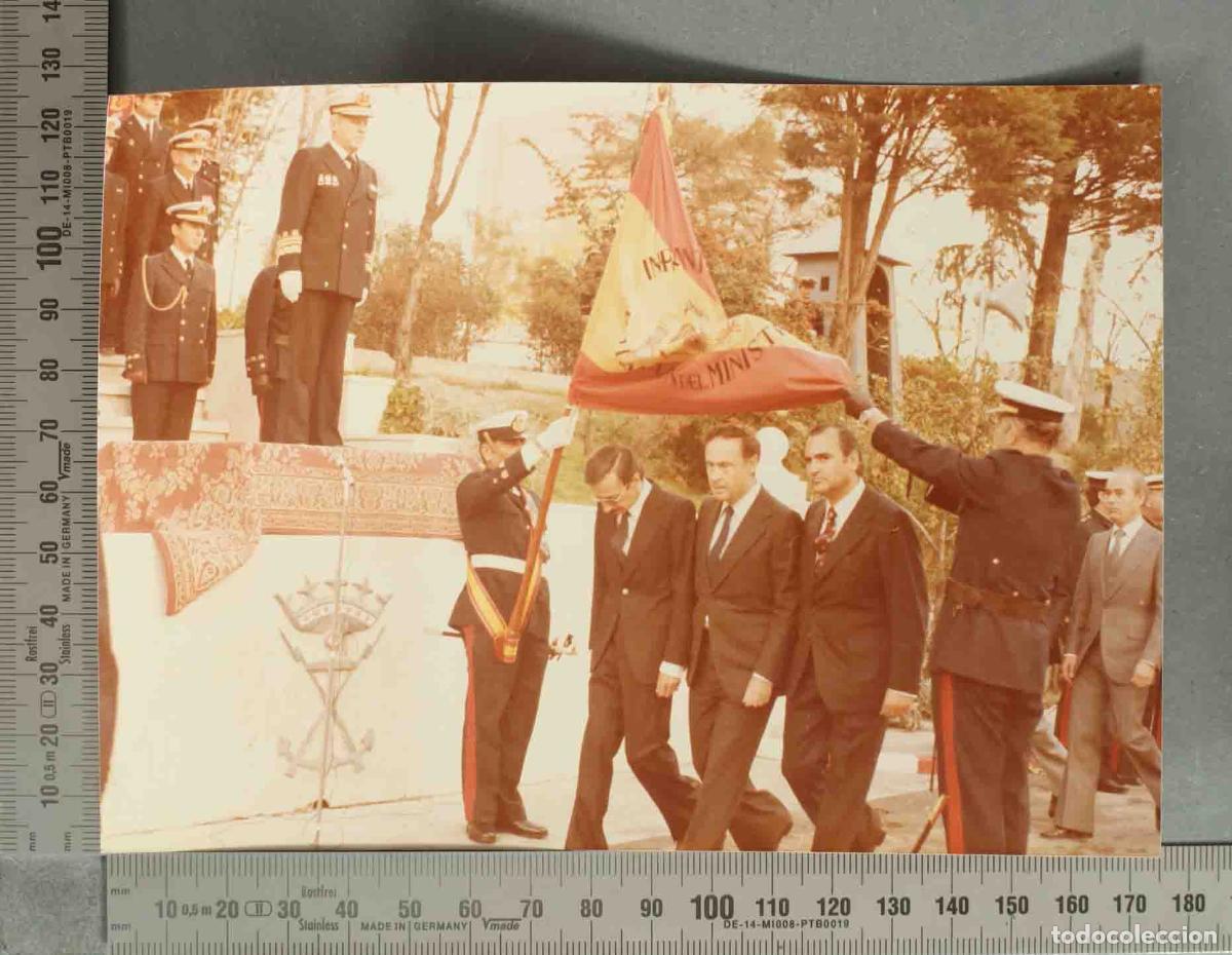 Fotograf&iacute;a antigua: FOTOGRAFIA. ACTO INFANTERIA DE MARINA TRIBUNA OFICIALES JURA DE BANDERA. CA 1977