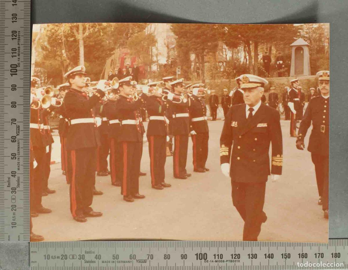 Fotograf&iacute;a antigua: FOTOGRAFIA. ACTO INFANTERIA DE MARINA PASANDO REVISTA. CA 1977