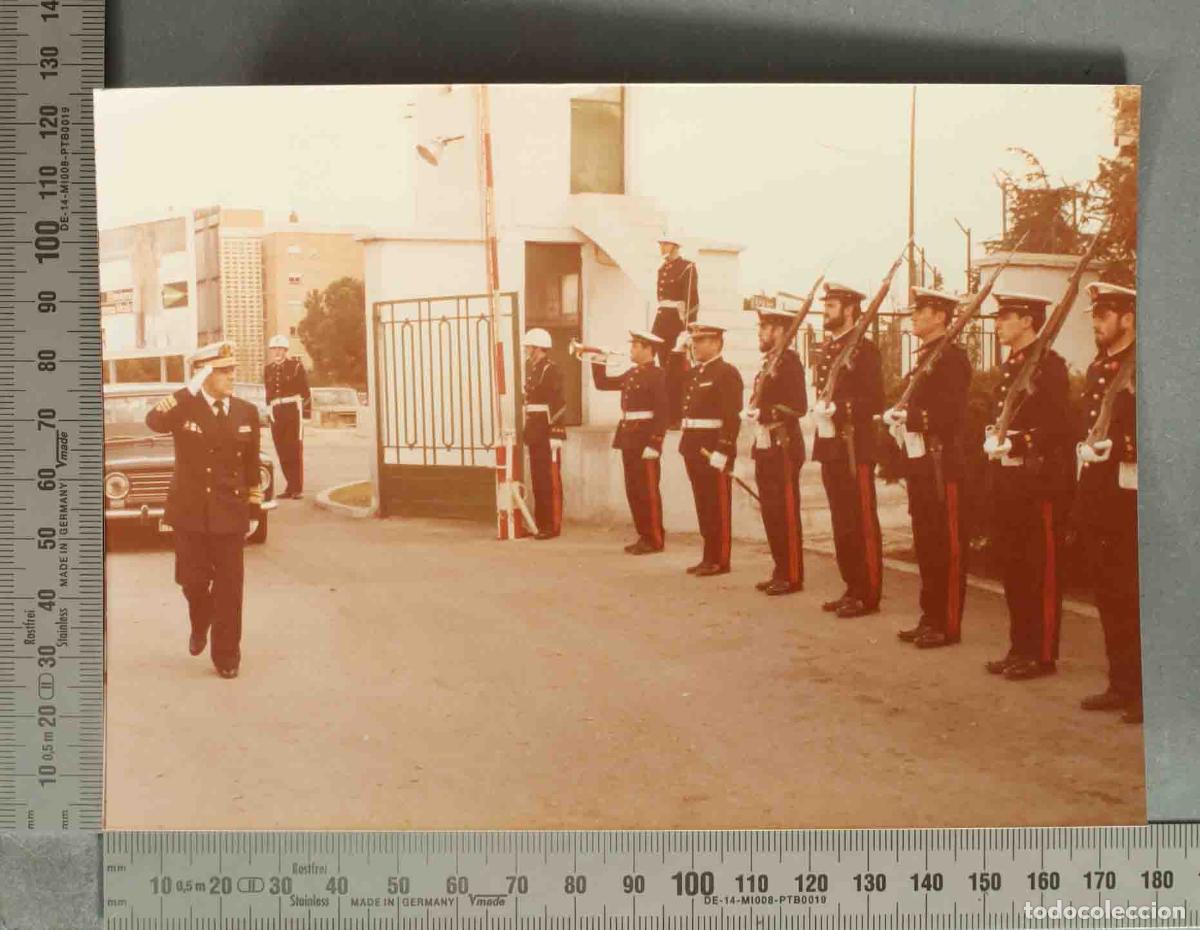 Fotograf&iacute;a antigua: FOTOGRAFIA. ACTO INFANTERIA DE MARINA. PASANDO REVISTA. CA 1977