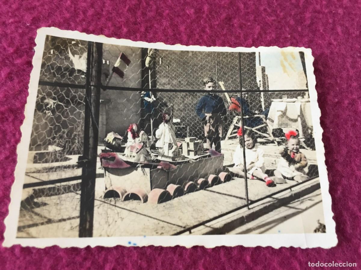 Fotograf&iacute;a antigua: ANTIGUA FOTO FOTOGRAFIA COLOREADA DE NI&Ntilde;OS HACIENDO UNA ESPECIE DE FALLA - VALENCIA A&Ntilde;OS 30