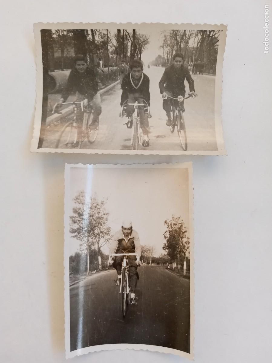 Fotograf&iacute;a antigua: LOTE DE 2 FOTOS DE CICLISMOS , AFICIONADOS EN BICICLETA . A&Ntilde;OS 50