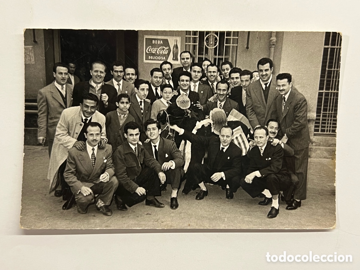Fotograf&iacute;a antigua: BEBA.. COCA COLA deliciosa.. Grupo de amigos de celebraci&oacute;n en un bar de Valencia (h.1960?)