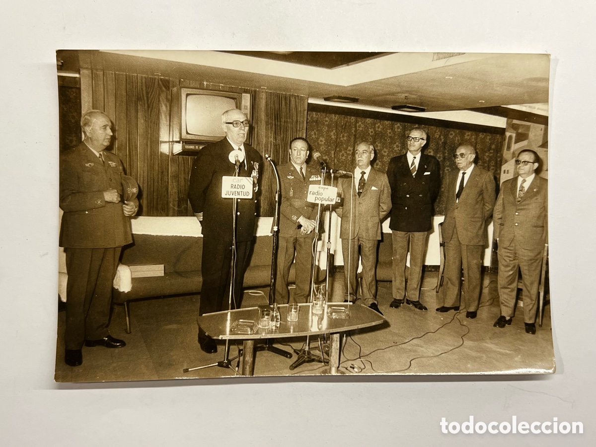Fotograf&iacute;a antigua: VALENCIA Rueda de prensa &eacute;poca franquista Militares y autoridades Radio Juventud y la Cope (h.1960?)