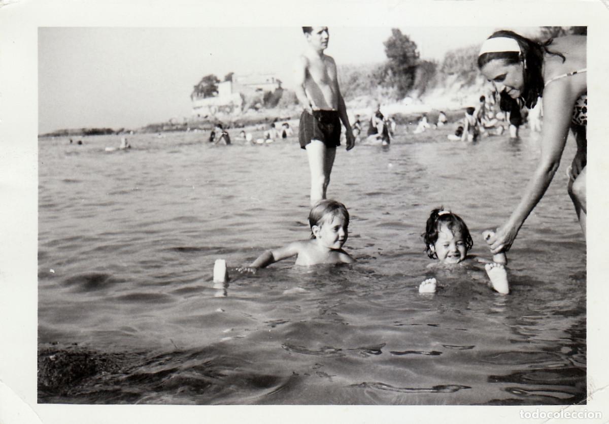 Fotograf&iacute;a antigua: Ba&ntilde;istas. Vacaciones en la playa. Lote 4 fotos. A&ntilde;os 60 pc