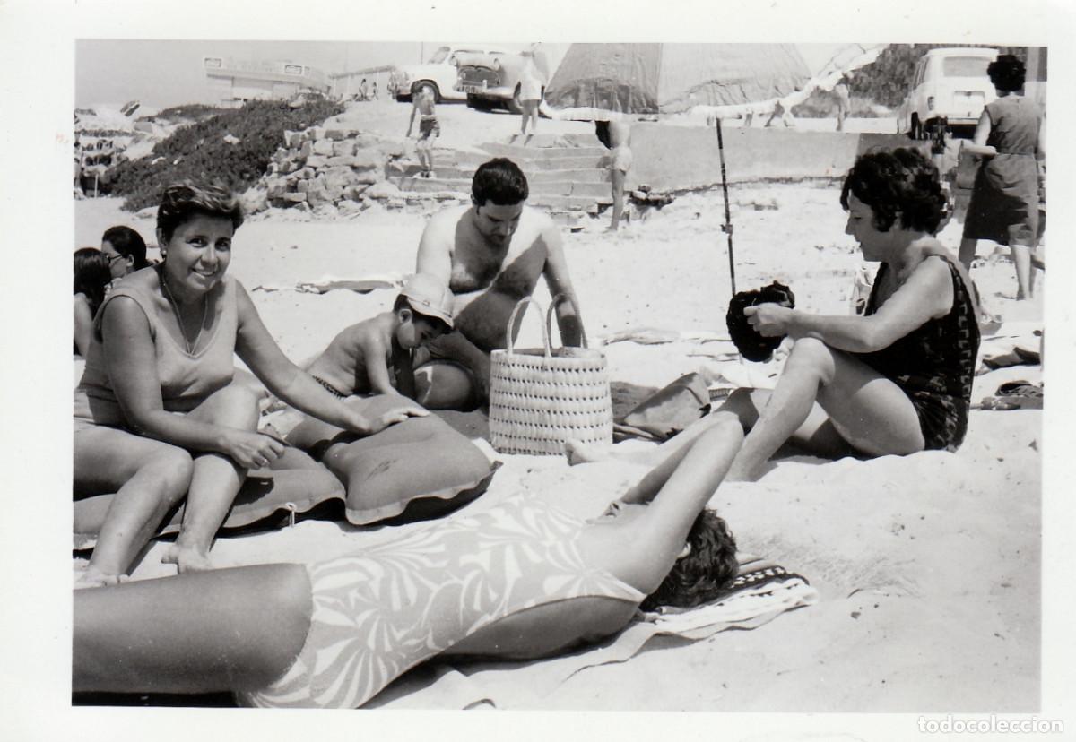 Fotograf&iacute;a antigua: Ba&ntilde;istas. Vacaciones en la playa con Seat 600 y Renault 4. A&ntilde;os 60 pc