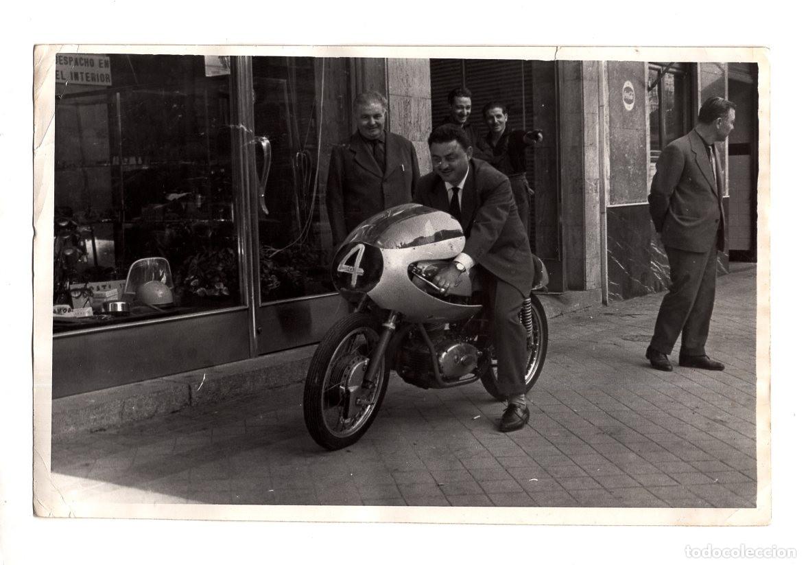 Fotograf&iacute;a antigua: MOTOCICLETA DE CARRERAS CL&Aacute;SICA, POSIBLEMENTE UNA DUCATI DE LA &Eacute;POCA DE COMPETICI&Oacute;N. 19,3X12,8.