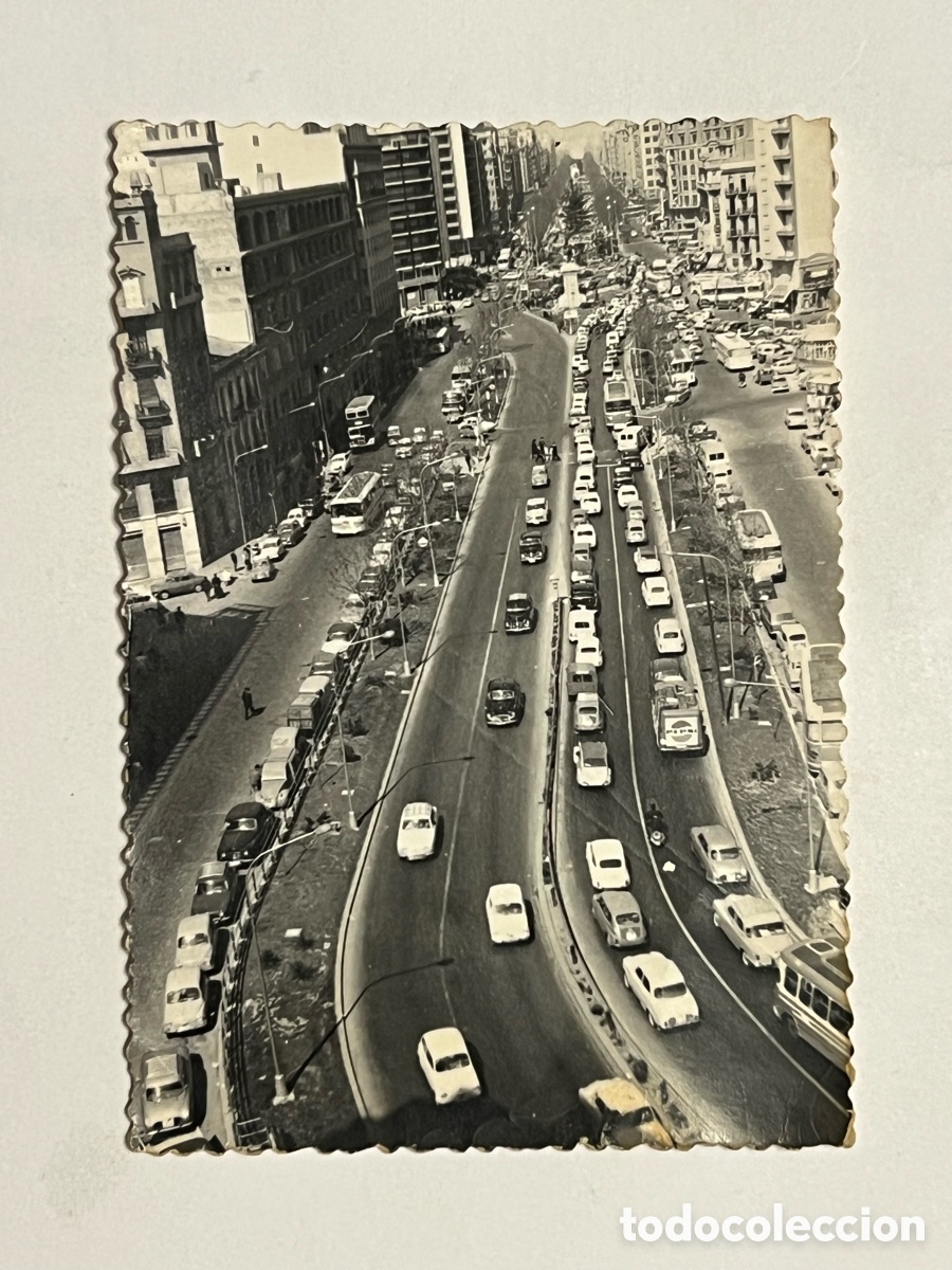 Fotograf&iacute;a antigua: VALENCIA en blanco y negro.. Gran V&iacute;a Ram&oacute;n y Cajal.. hora punta de tr&aacute;fico.. (h.1970?)