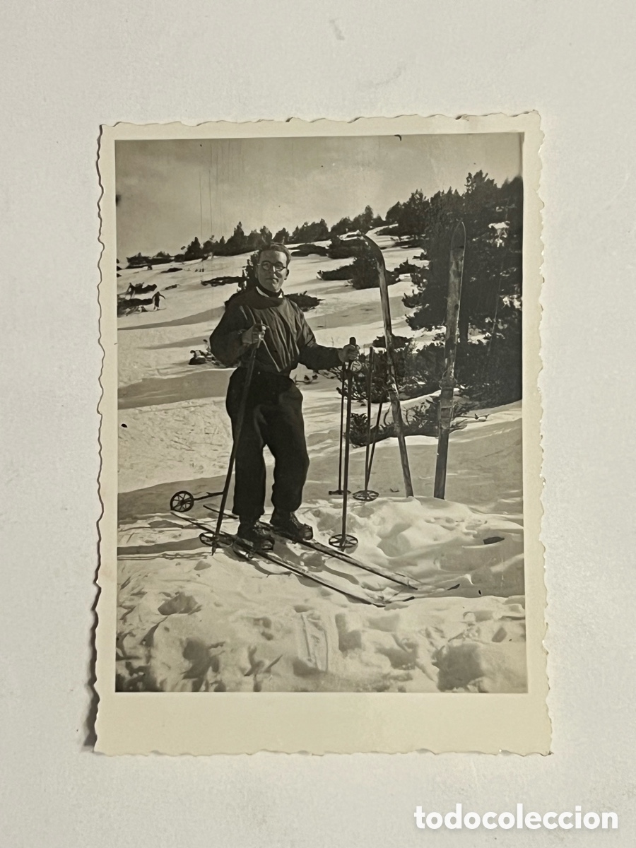 Fotograf&iacute;a antigua: NAVACERRADA, Madrid.. Fotograf&iacute;a Aquellos primeros esquiadores.. (h.1950?) Med&iacute;das: 9 x 6