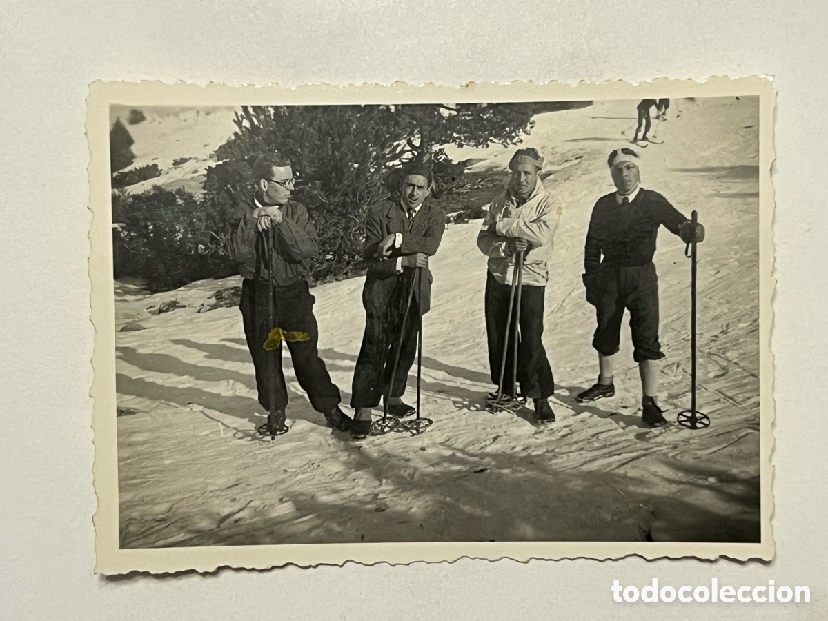 Fotograf&iacute;a antigua: NAVACERRADA, Madrid.. Fotograf&iacute;a Aquellos primeros esquiadores.. (h.1950?)