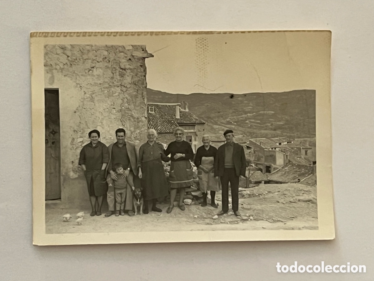 Fotograf&iacute;a antigua: CHULILLA ? LORIGUILLA ? ALDEAS DE ALPUENTE ? Fotograf&iacute;a los j&oacute;venes del lugar.. (h.1960?)