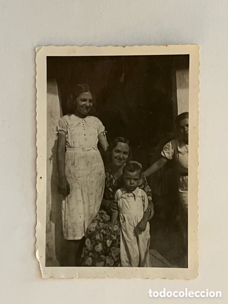 Fotograf&iacute;a antigua: IGUALADA, Barcelona.. Fotograf&iacute;a familiar.. final de la Guerra (a.1939) Medidas: 6,5 x 9 cm