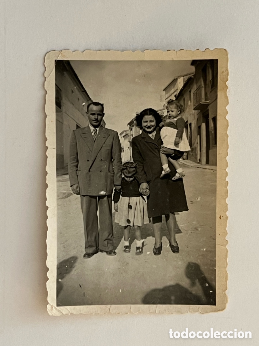 Fotograf&iacute;a antigua: Castell&oacute; d'Emp&uacute;ries (Girona) Fotograf&iacute;a familiar el Esteban Llobet y la Rosita.. (h.1945?)