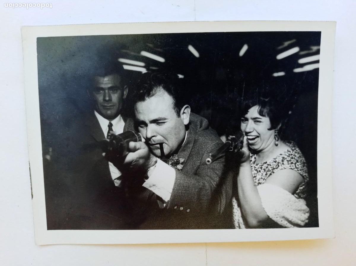 Fotograf&iacute;a antigua: MINUTERO DE FERIA : PAREJA CON ESCOPETAS EN LA BARRACA DE LOS TIROS