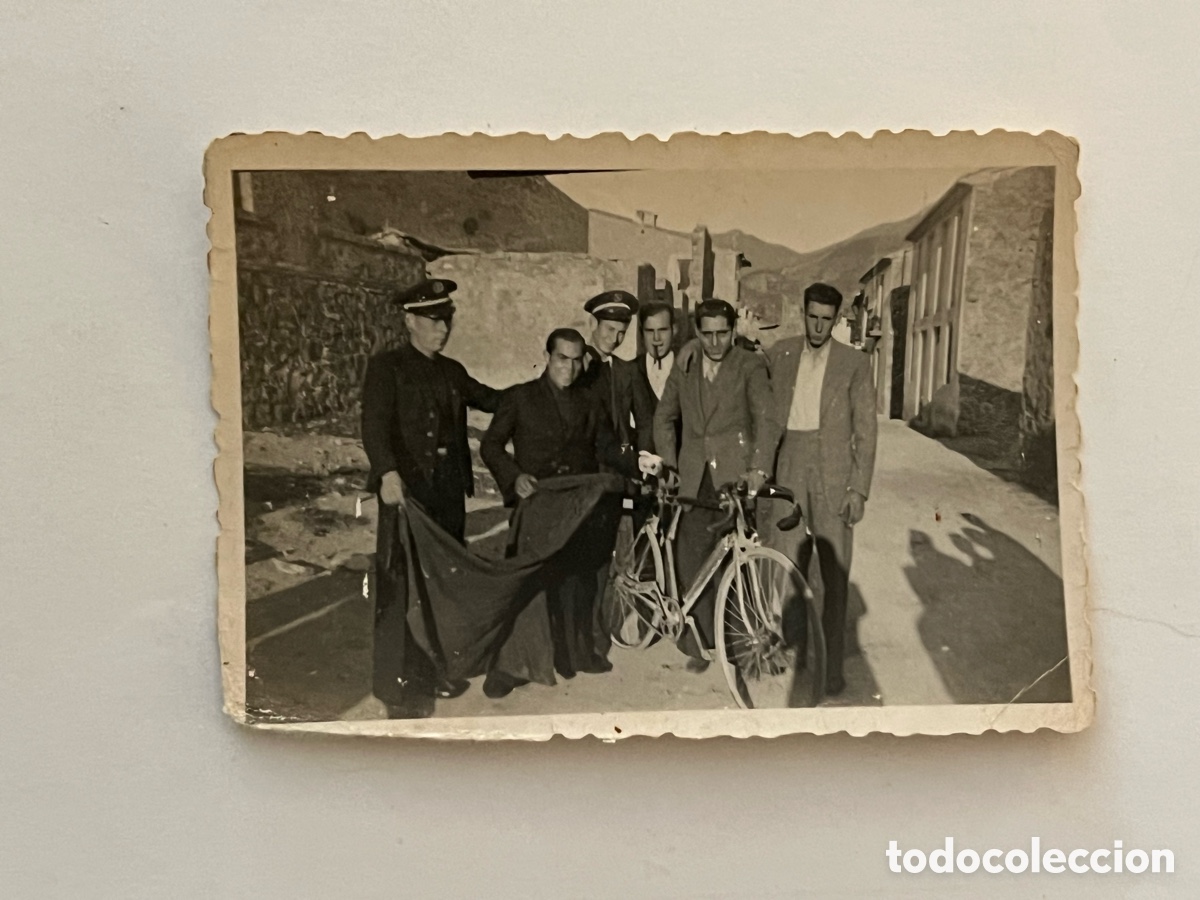 Fotograf&iacute;a antigua: Castell&oacute; d'Emp&uacute;ries (Girona) El Guarda municipal, el sereno y su amigo el ciclista .. (h.1945?)
