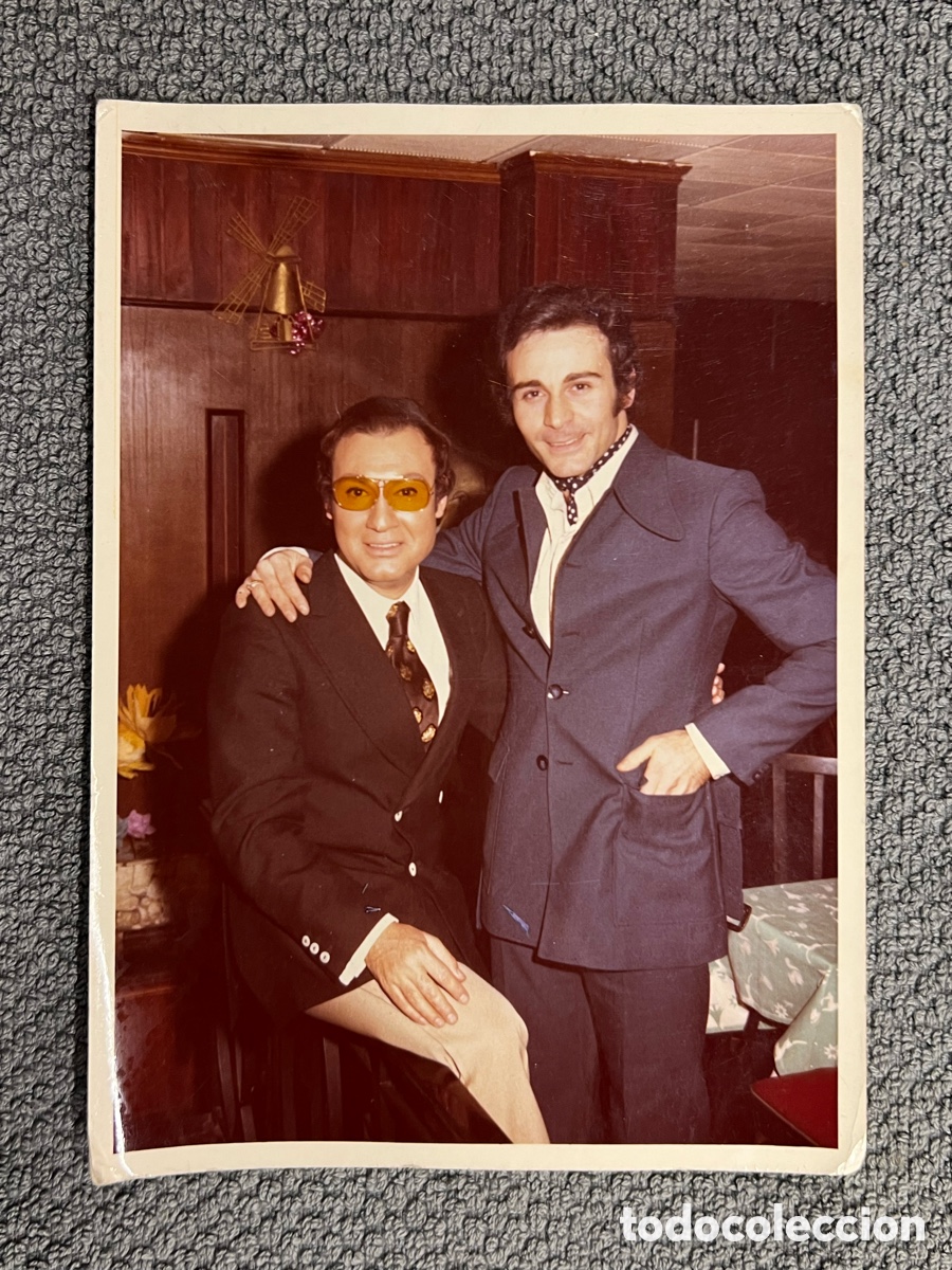 Fotograf&iacute;a antigua: ALEJANDRO VARGAS.. y un amigo.. Gran voz de la canci&oacute;n espa&ntilde;ola.. (h.1980?) Med&iacute;das: 12 x 18 cm
