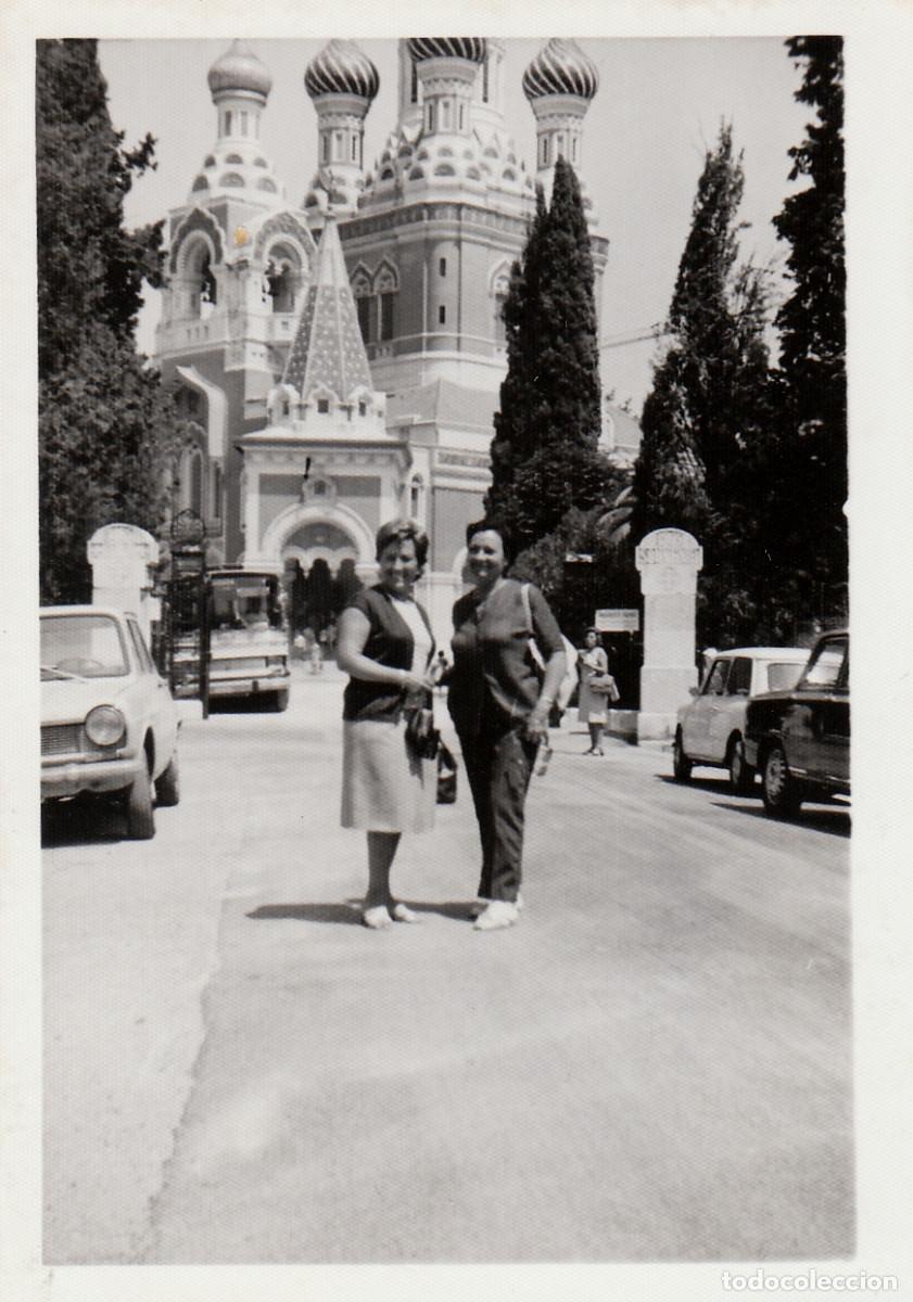 Fotografia antiga: Turistas delante de la catedral de San Nicol&aacute;s, Niza, Francia. Coches antiguos. Autob&uacute;s. A&ntilde;os 60 pc