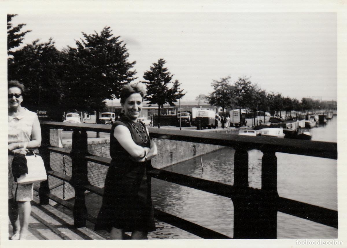 Fotograf&iacute;a antigua: Turistas en Amsterdam. Coches antiguos. Autob&uacute;ses. A&ntilde;os 60 pc
