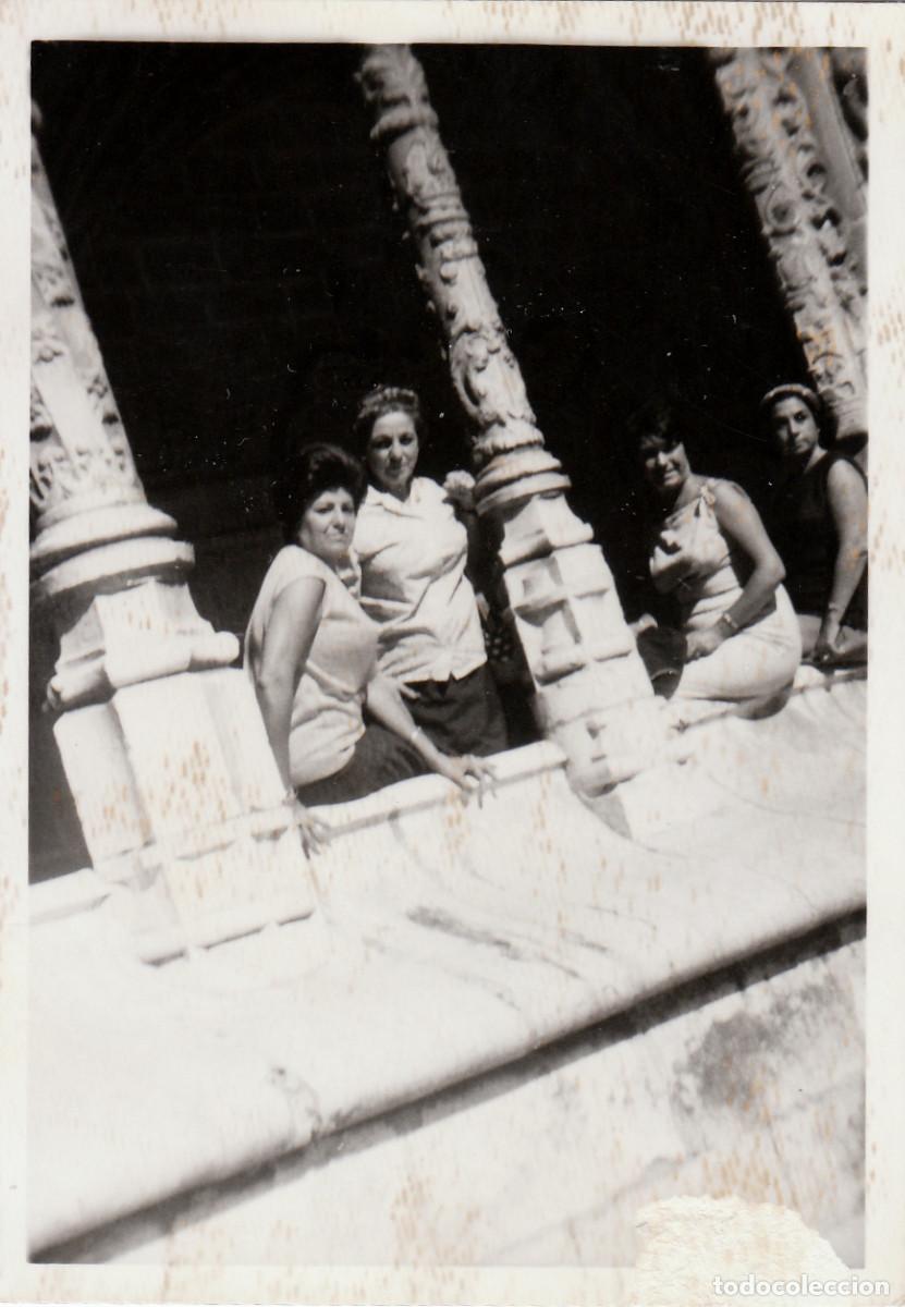 Fotograf&iacute;a antigua: Chicas en claustro g&oacute;tico. A&ntilde;os 60 pc