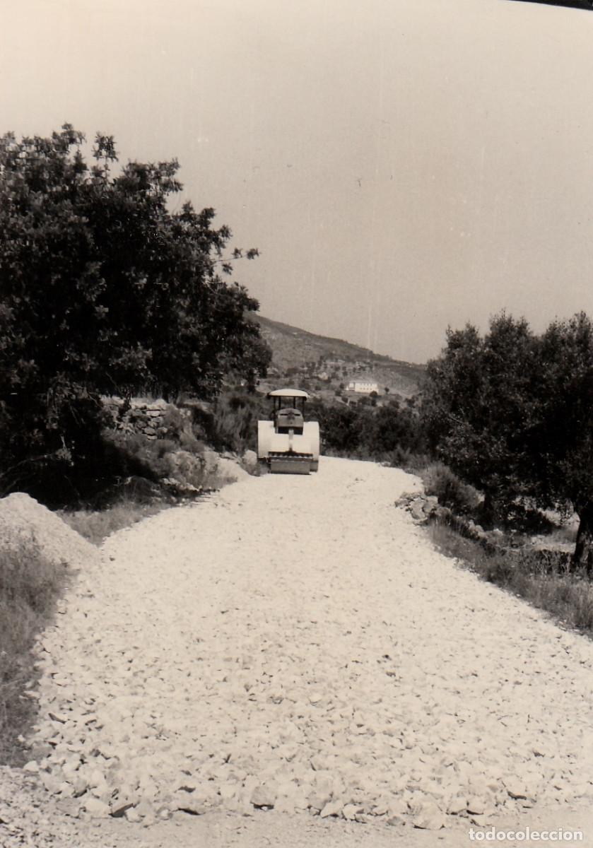 Fotograf&iacute;a antigua: Curiosa foto. Apisonadora en un camino rural. M&aacute;quina. A&ntilde;os 50 pc