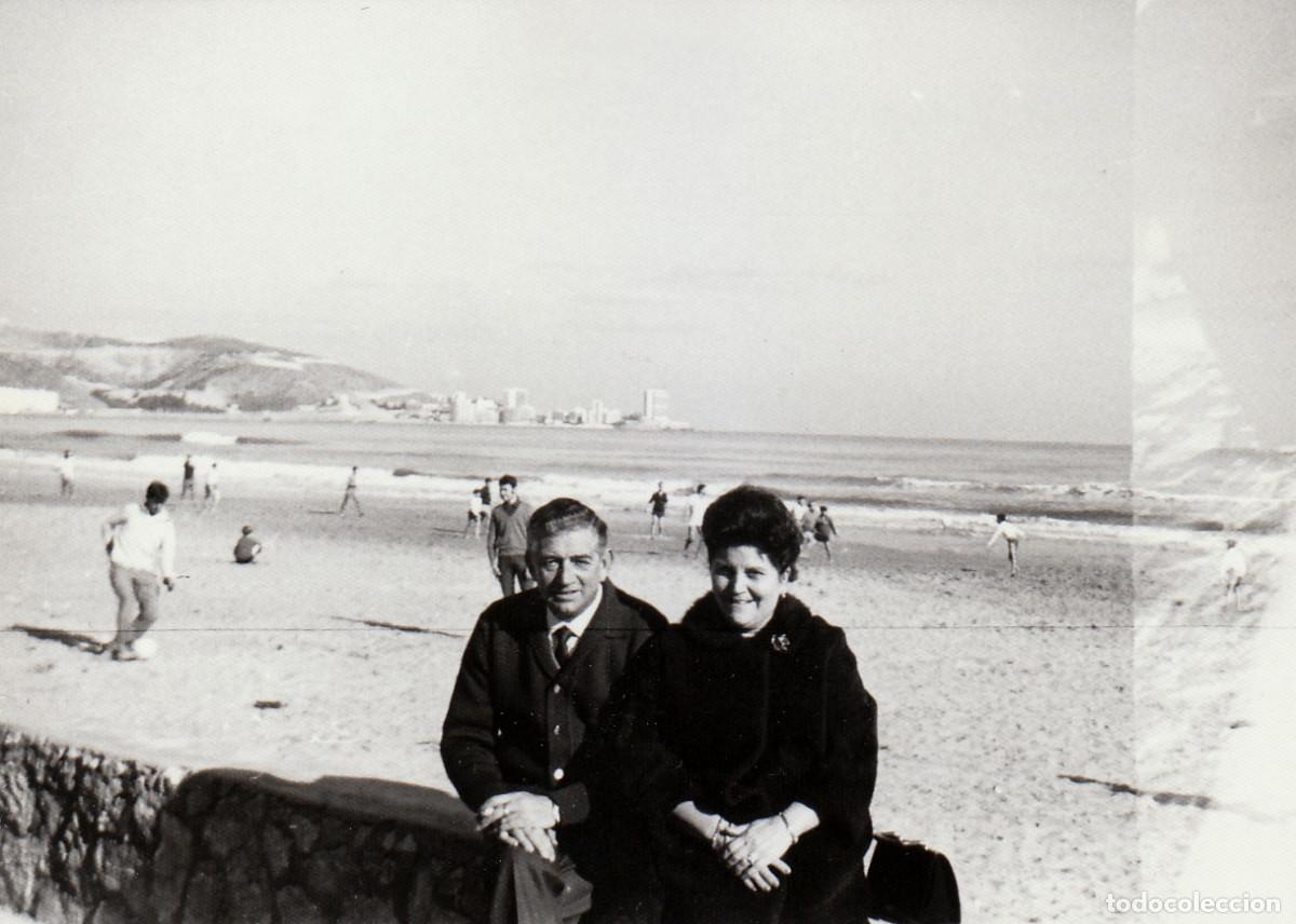Fotograf&iacute;a antigua: Pareja en la playa de Benidorm?. A&ntilde;os 60 pc
