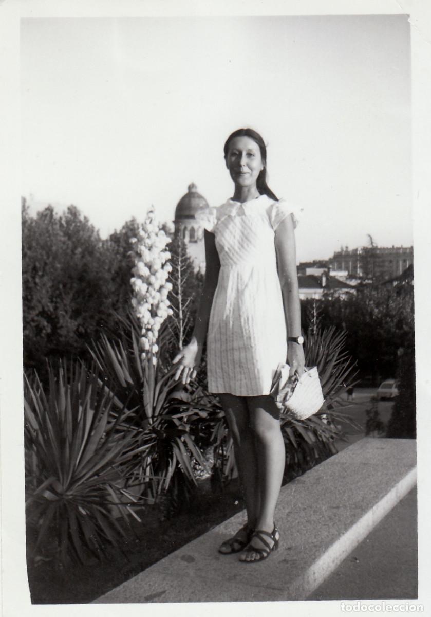 Fotograf&iacute;a antigua: Chica. Vista de Madrid? Palacio Real. A&ntilde;os 60 pc