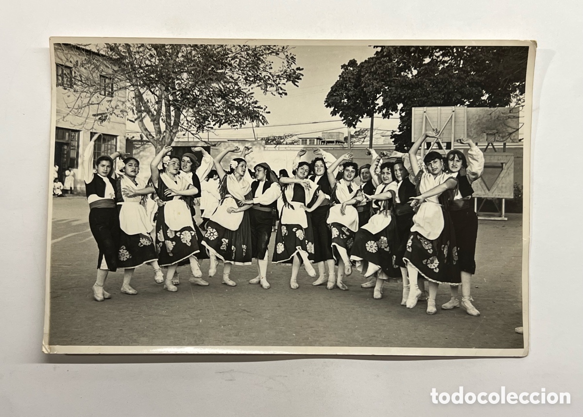 Fotograf&iacute;a antigua: PERU, y el exilio de algunos republicanos y las familias que tuvieron. Grupo de Joteras (a.1951)