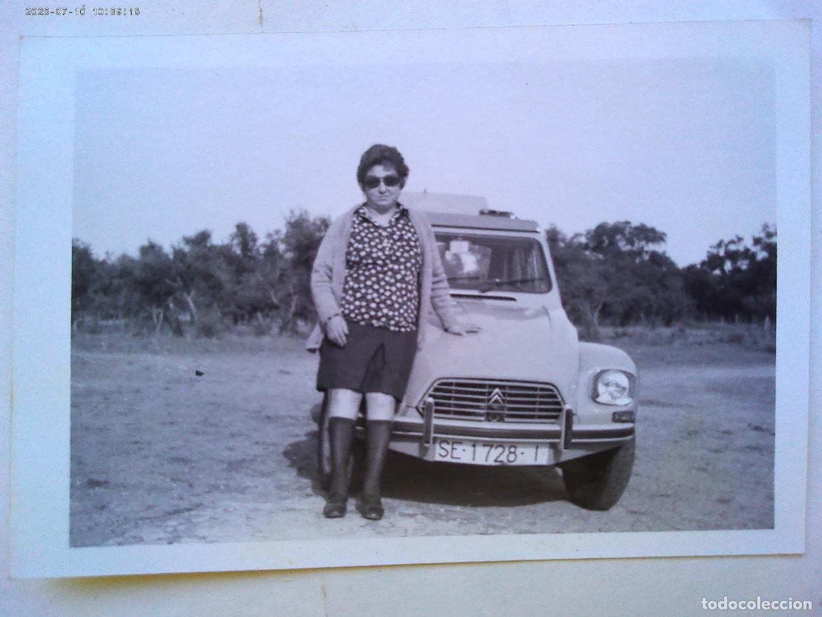Fotograf&iacute;a antigua: FOTO DE MUJER CON COCHE CITROEN DE EPOCA MATRICULA DE SEVILLA