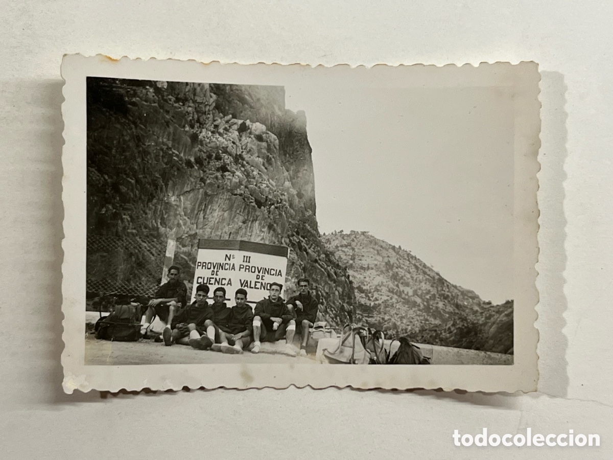 Fotograf&iacute;a antigua: FRENTE DE JUVENTUDES. J&oacute;venes excursionistas en el Puerto de Contreras (h.1960?)