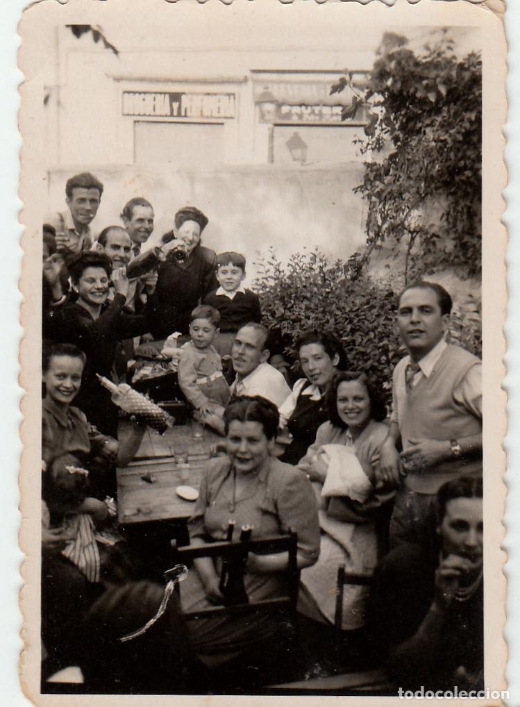 Fotograf&iacute;a antigua: Celebraci&oacute;n con vino y an&iacute;s. Carteles Droguer&iacute;a y Perfumer&iacute;a y Fruter&iacute;a, Val&egrave;ncia? A&ntilde;os 50 pc