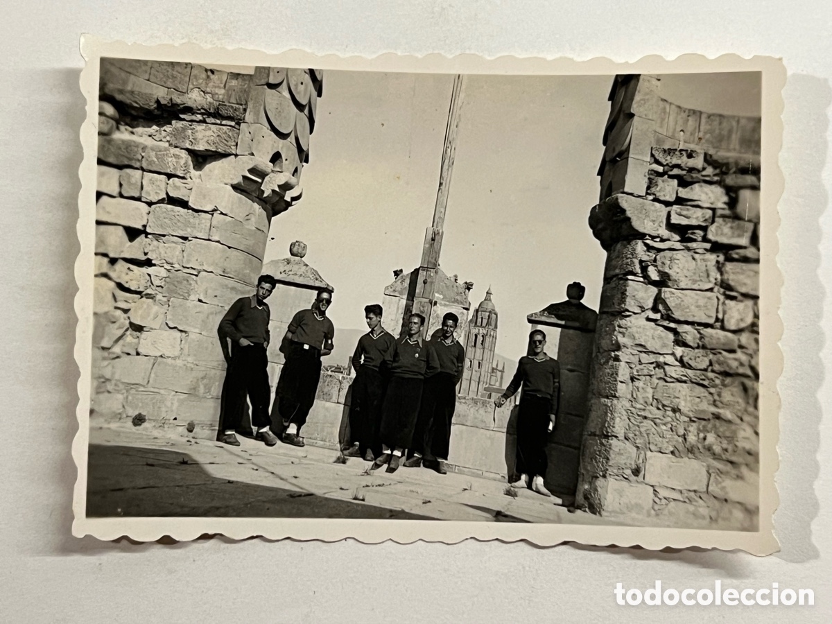 Fotograf&iacute;a antigua: FRENTE DE JUVENTUDES. J&oacute;venes excursionistas Murallas de Lugo ? (h.1960?)