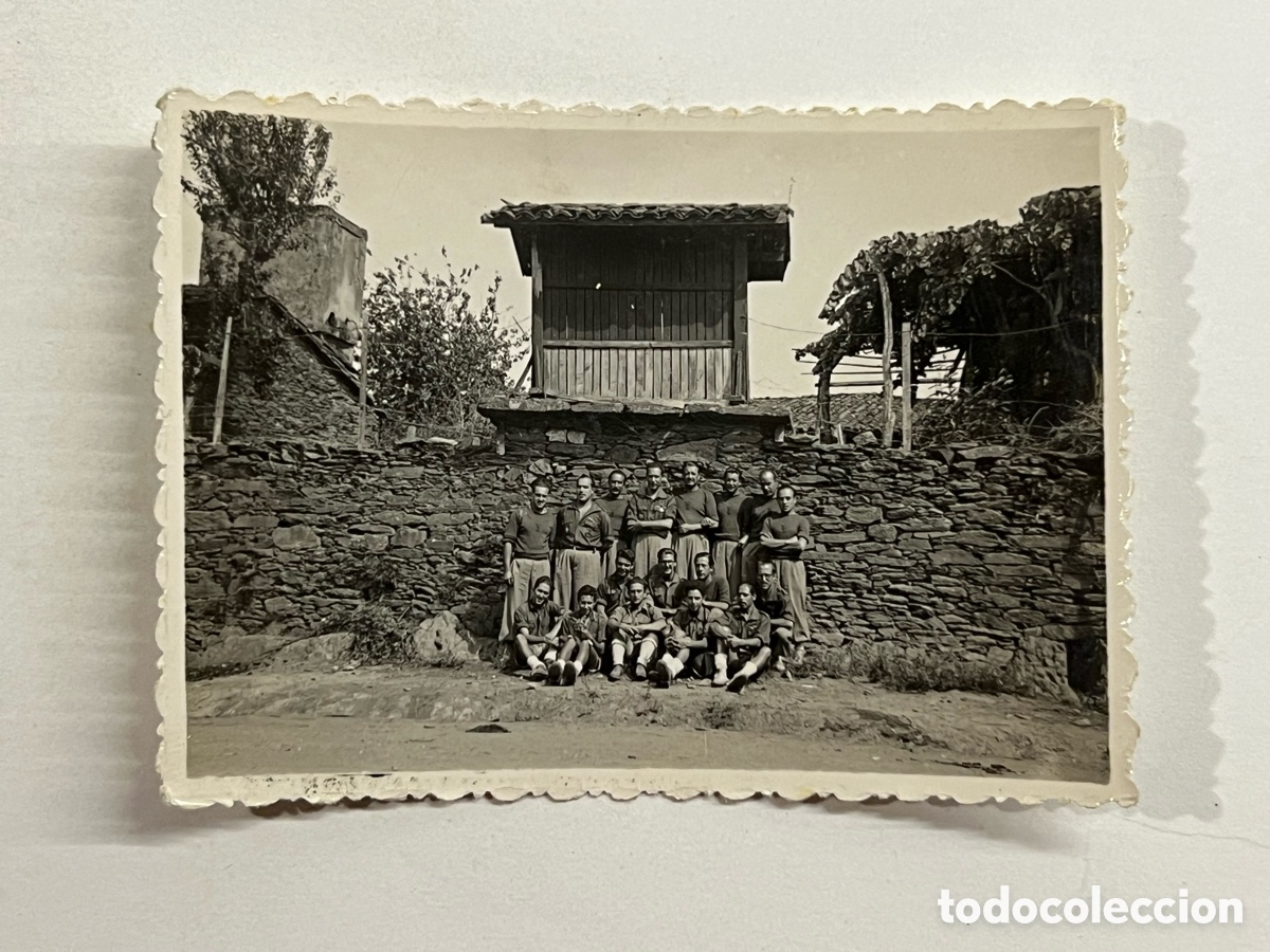 Fotograf&iacute;a antigua: FRENTE DE JUVENTUDES. J&oacute;venes excursionistas junto H&oacute;rreo, Lugo ? (h.1960?)