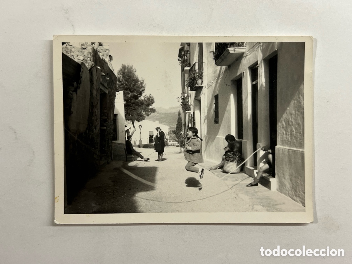 Fotograf&iacute;a antigua: ALTEA. Alicante. Fotograf&iacute;a Aquellos d&iacute;as de juegos en la calle.. saltando a la Comba (h.1960?)