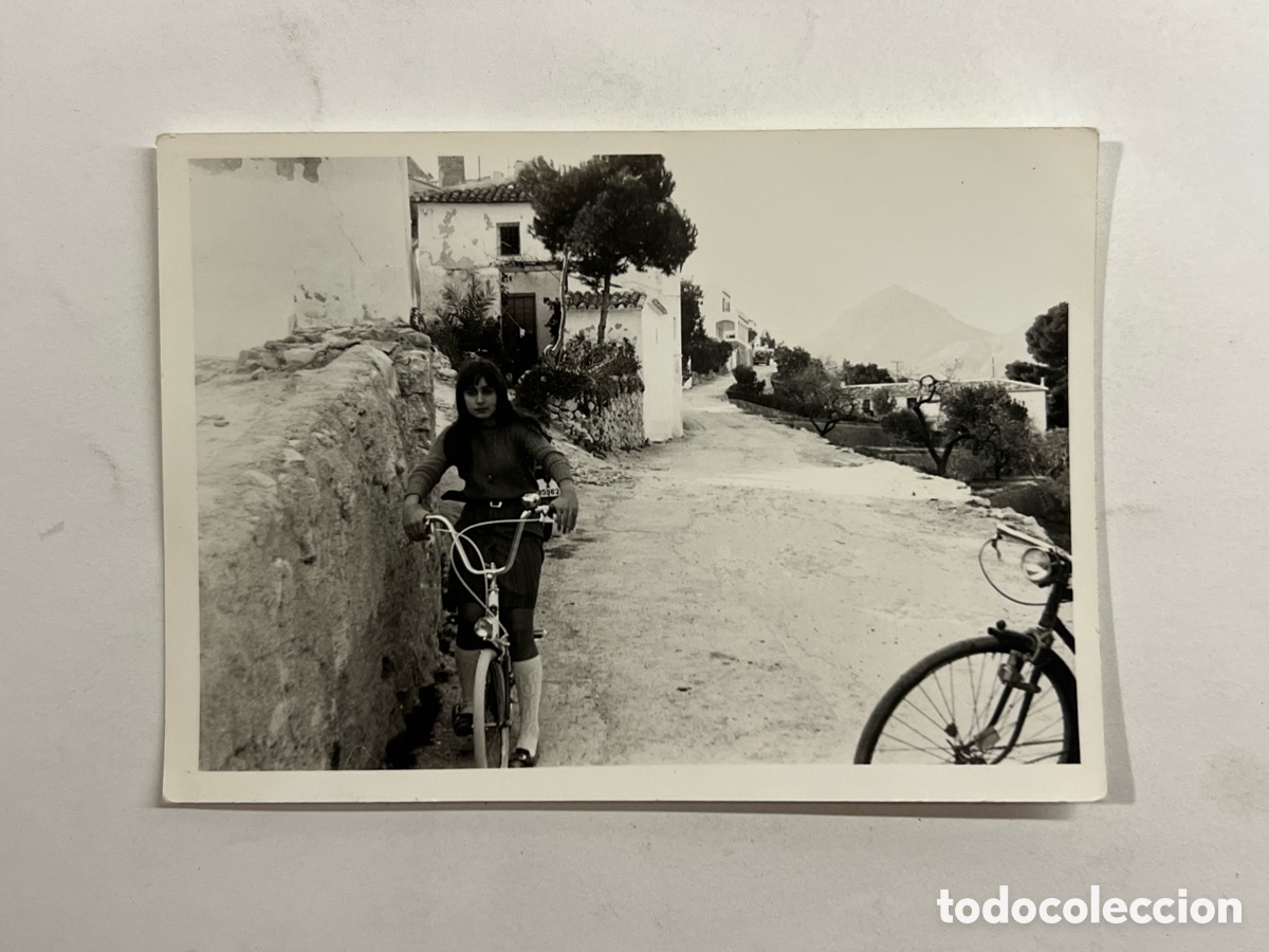 Fotograf&iacute;a antigua: ALTEA. Alicante. Fotograf&iacute;a Aquellos Veranos de Bicicleta y calle&hellip; (h.1960?)
