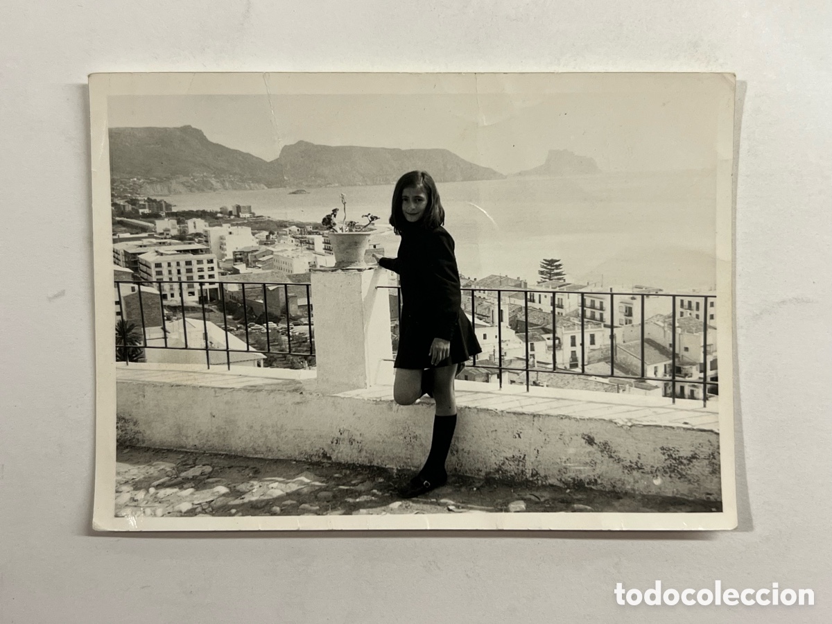 Fotograf&iacute;a antigua: ALTEA. Alicante. Fotograf&iacute;a Asomandose al Mediterr&aacute;neo desde el balc&oacute;n de Altea&hellip; (h.1960?)
