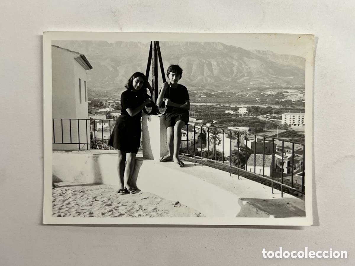 Fotograf&iacute;a antigua: ALTEA. Alicante. Fotograf&iacute;a Asomandose al Mediterr&aacute;neo desde el balc&oacute;n de Altea&hellip; (h.1960?)
