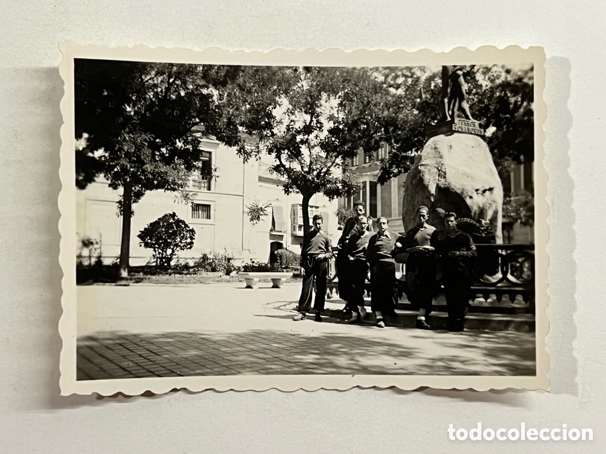 Fotograf&iacute;a antigua: ZAMORA. FRENTE DE JUVENTUDES. J&oacute;venes excursionistas junto al Monumento a Viriato