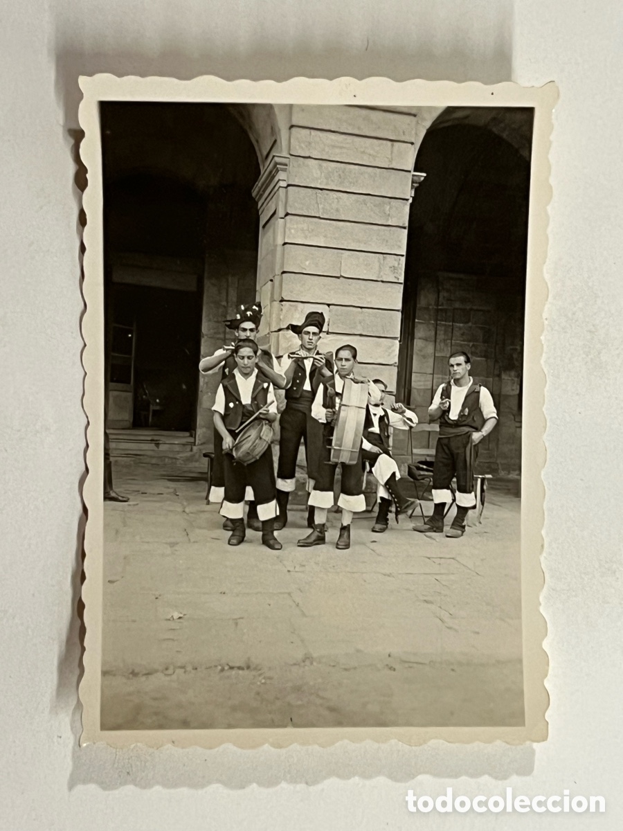Fotograf&iacute;a antigua: LUGO ? FRENTE DE JUVENTUDES. J&oacute;venes excursionistas. Banda de Gaiteros .. (h.1960?)