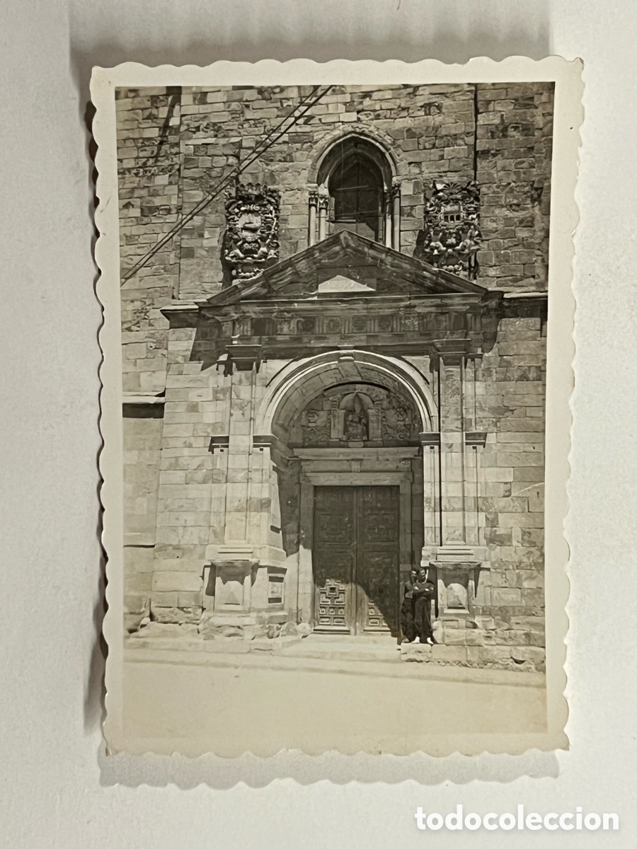 Fotograf&iacute;a antigua: ZAMORA ? FRENTE DE JUVENTUDES. J&oacute;venes excursionistas. Iglesia de San Ildefonso.. (h.1960?)