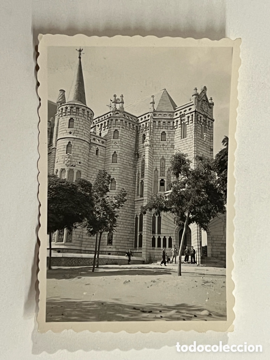 Fotograf&iacute;a antigua: ASTORGA ? FRENTE DE JUVENTUDES. J&oacute;venes excursionistas. Palacio Episcopal.. (h.1960?)