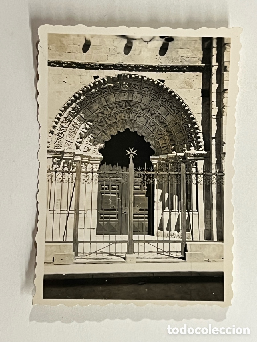 Fotograf&iacute;a antigua: ZAMORA ? FRENTE DE JUVENTUDES. J&oacute;venes excursionistas. Iglesia de Santa Mar&iacute;a.. (h.1960?)
