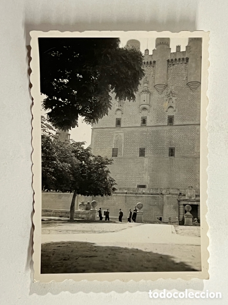 Fotograf&iacute;a antigua: SEGOVIA ? FRENTE DE JUVENTUDES. J&oacute;venes excursionistas. El Alcazar.. (h.1960?)