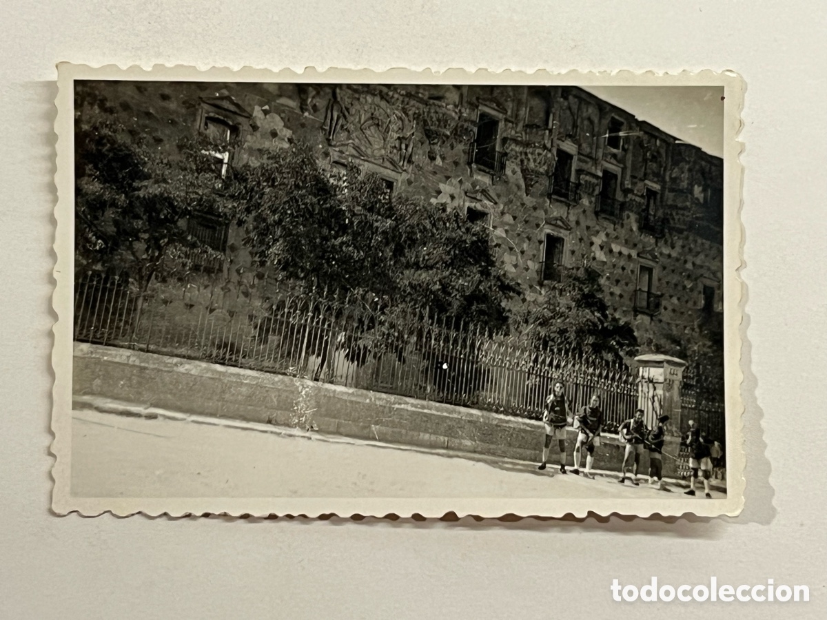 Fotograf&iacute;a antigua: GUADALAJARA. FRENTE DE JUVENTUDES. J&oacute;venes excursionistas. Palacio del Infantado.. (h.1960?)