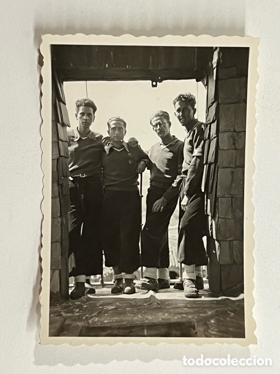 Fotograf&iacute;a antigua: JAVALAMBRE.. en el refugio. FRENTE DE JUVENTUDES. J&oacute;venes excursionistas (h.1960?)