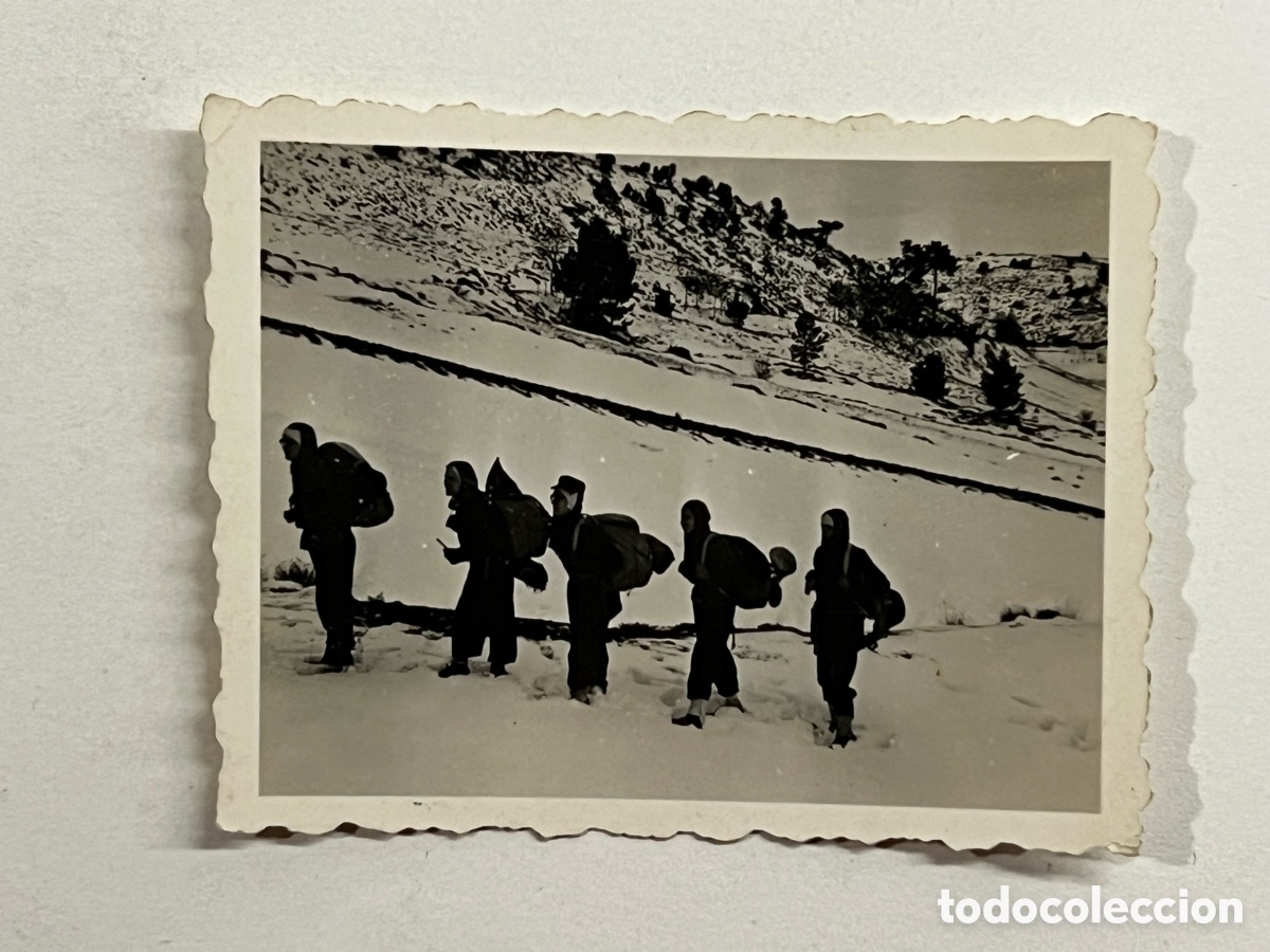 Fotograf&iacute;a antigua: JAVALAMBRE.. FRENTE DE JUVENTUDES. J&oacute;venes excursionistas (h.1960?) Med&iacute;das: 4,5 x 6 cm
