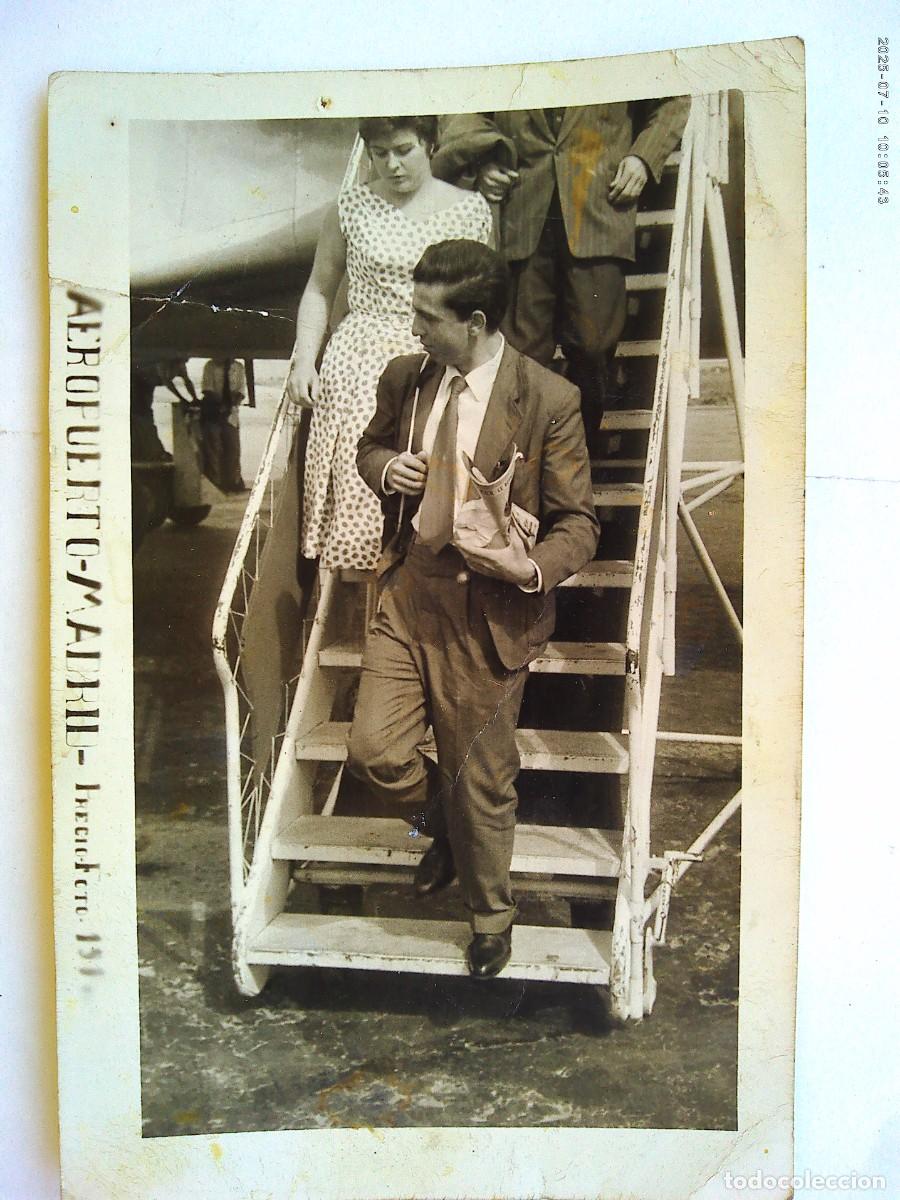 Fotograf&iacute;a antigua: FOTO MINUTERO DE TURISTA BAJANDO DE UN AVION &uml; SABENA &uml;, AEROPUIERTO DE MADRID - BARAJAS