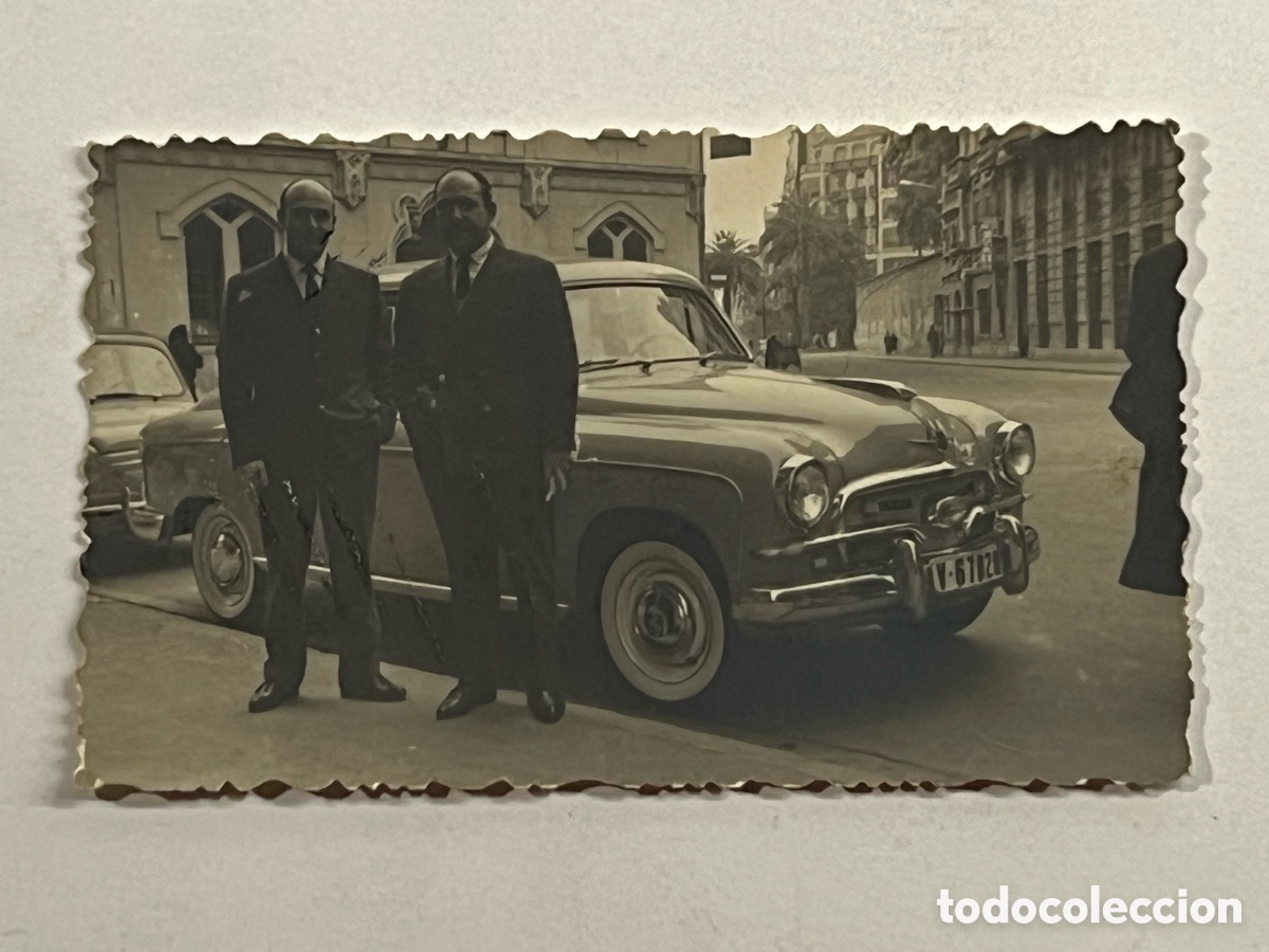 Fotograf&iacute;a antigua: VALENCIA SEAT 1400 B.. se&ntilde;ores frente al reci&eacute;n estrenado autom&oacute;vil (h.1950?) Med&iacute;das: 5 x 8 cm