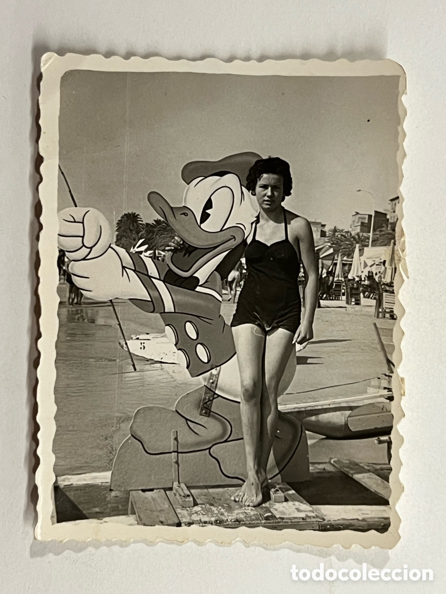 Fotograf&iacute;a antigua: ALICANTE. El Pato Donald.. m&aacute;s famoso de la playa del Postiguet&hellip; Minutero. Medidas: 6 x 7,5 cm